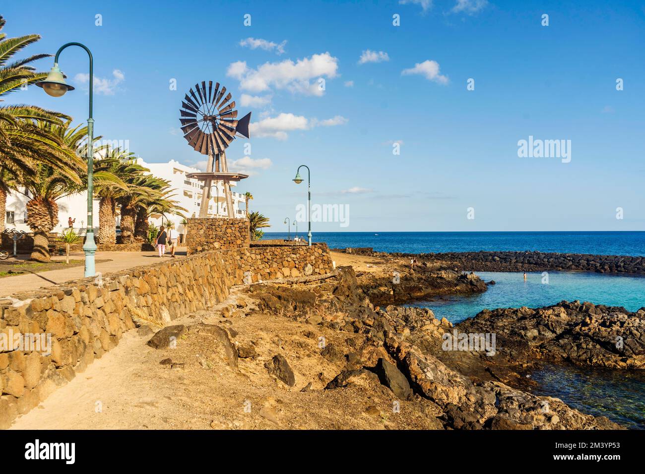 Vue sur la station balnéaire de Costa Teguise, Lanzarote, Canary Island, Espagne Banque D'Images