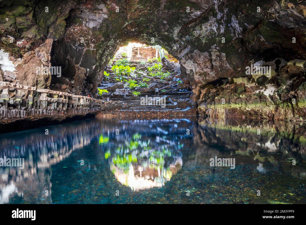 Grotte tonnante piscine auditorium naturel lac sal con u par