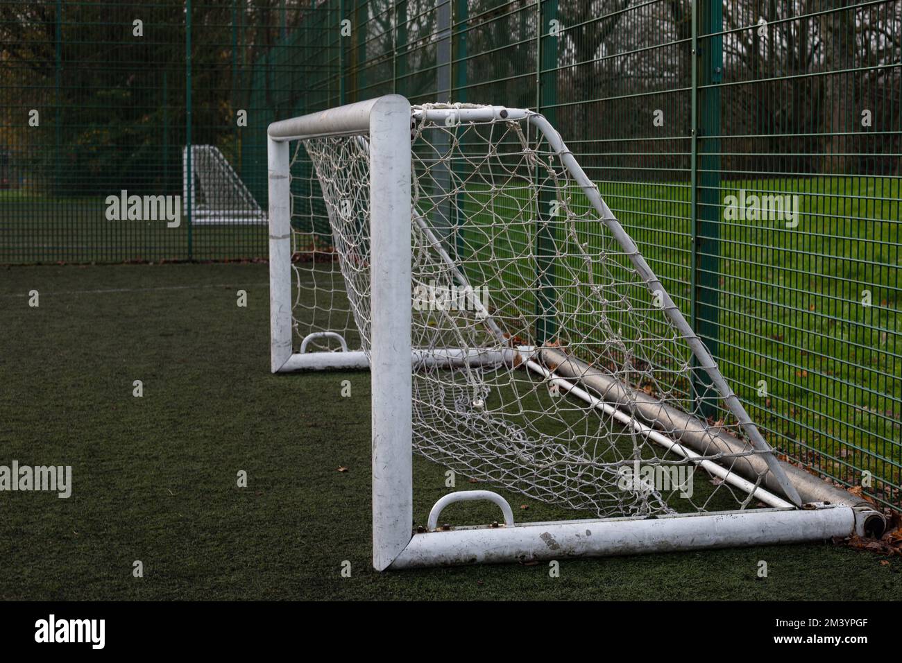 Gros plan d'un but de football et d'un filet Banque D'Images