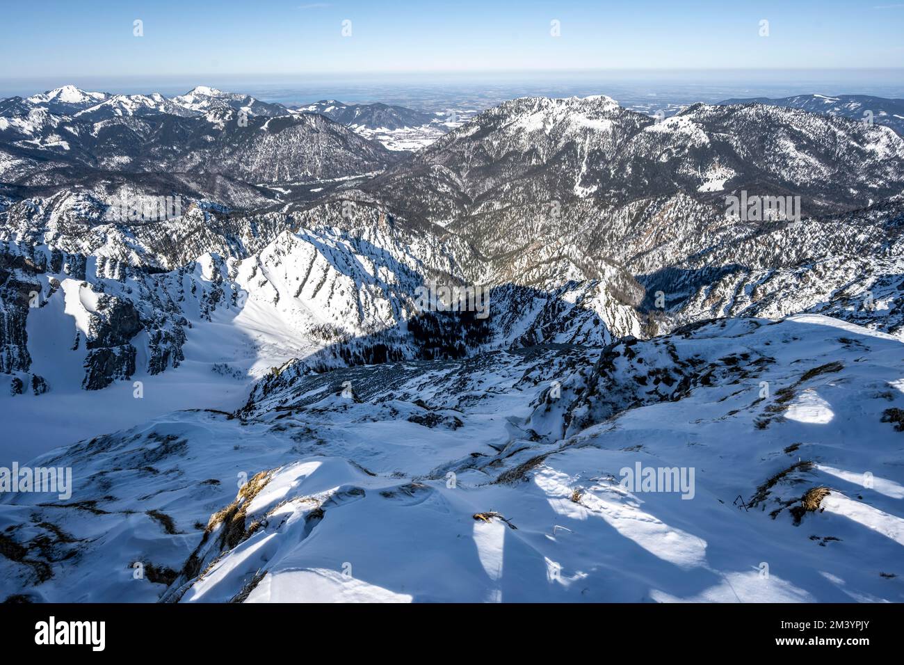 Vue depuis le sommet du Sonntagshorn, derrière les sommets enneigés des Alpes de Chiemgau, panorama sur la montagne, Bavière, Allemagne Banque D'Images