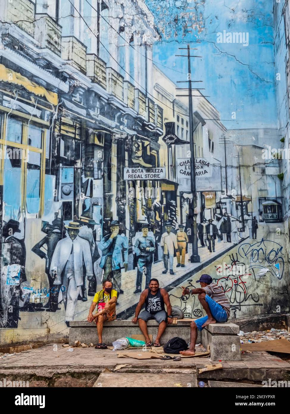 Les locaux assis sous un immense graffitti, Belem, Brésil Banque D'Images