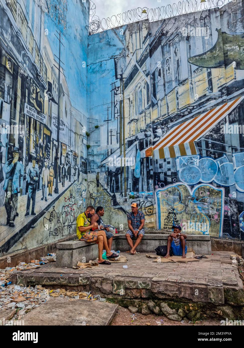 Les locaux assis sous un immense graffitti, Belem, Brésil Banque D'Images