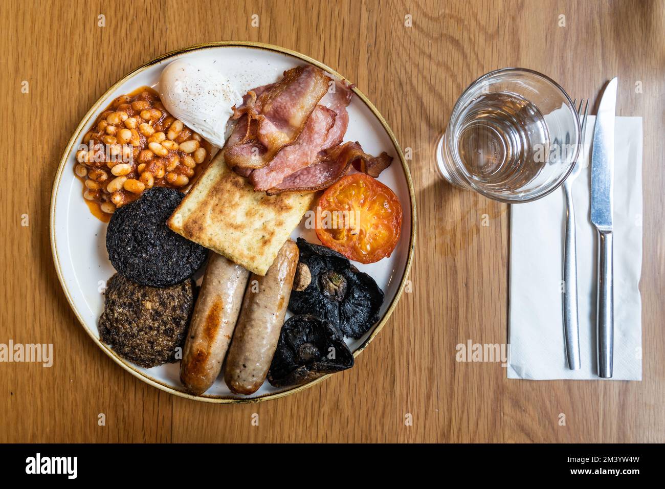 Vue en hauteur du petit déjeuner écossais traditionnel avec haggis, jambon, saucisses, champignons et haricots Banque D'Images