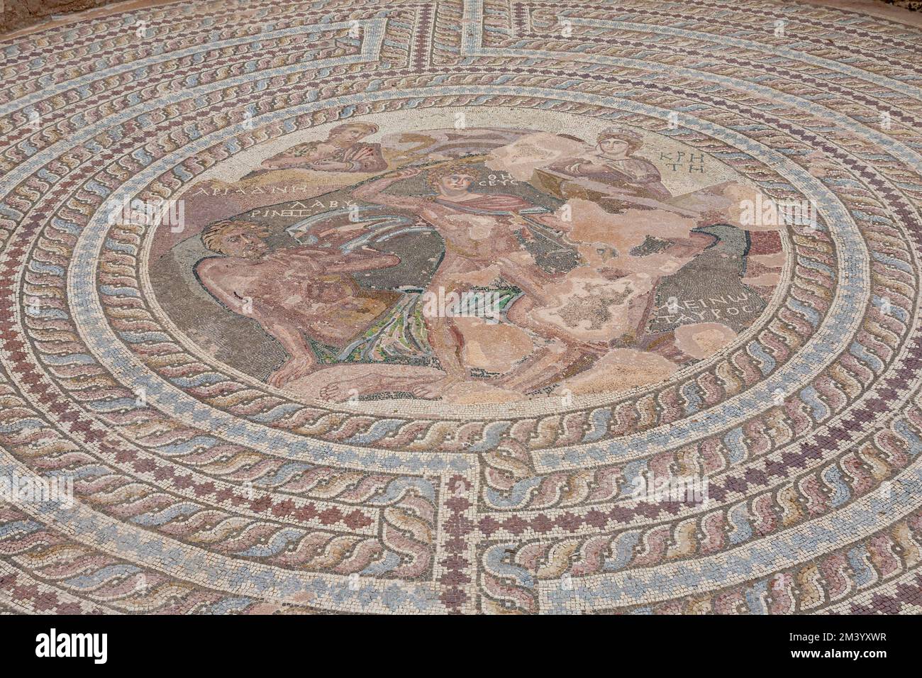 Mosaïque de sol, Theseus tue le Minotaur, Maison de Theseus, site d'excavation, parc archéologique, Old Paphos, Pafos, Chypre Banque D'Images
