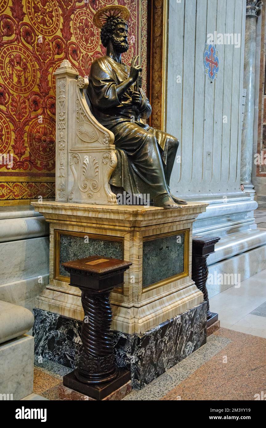 Statue de Saint-Pierre statue de bronze de Saint-Pierre avec halo sur le trône de marbre, rue Basilique Saint-Pierre, Cité du Vatican, Vatican, Rome, Lazio, Italie, Europe Banque D'Images
