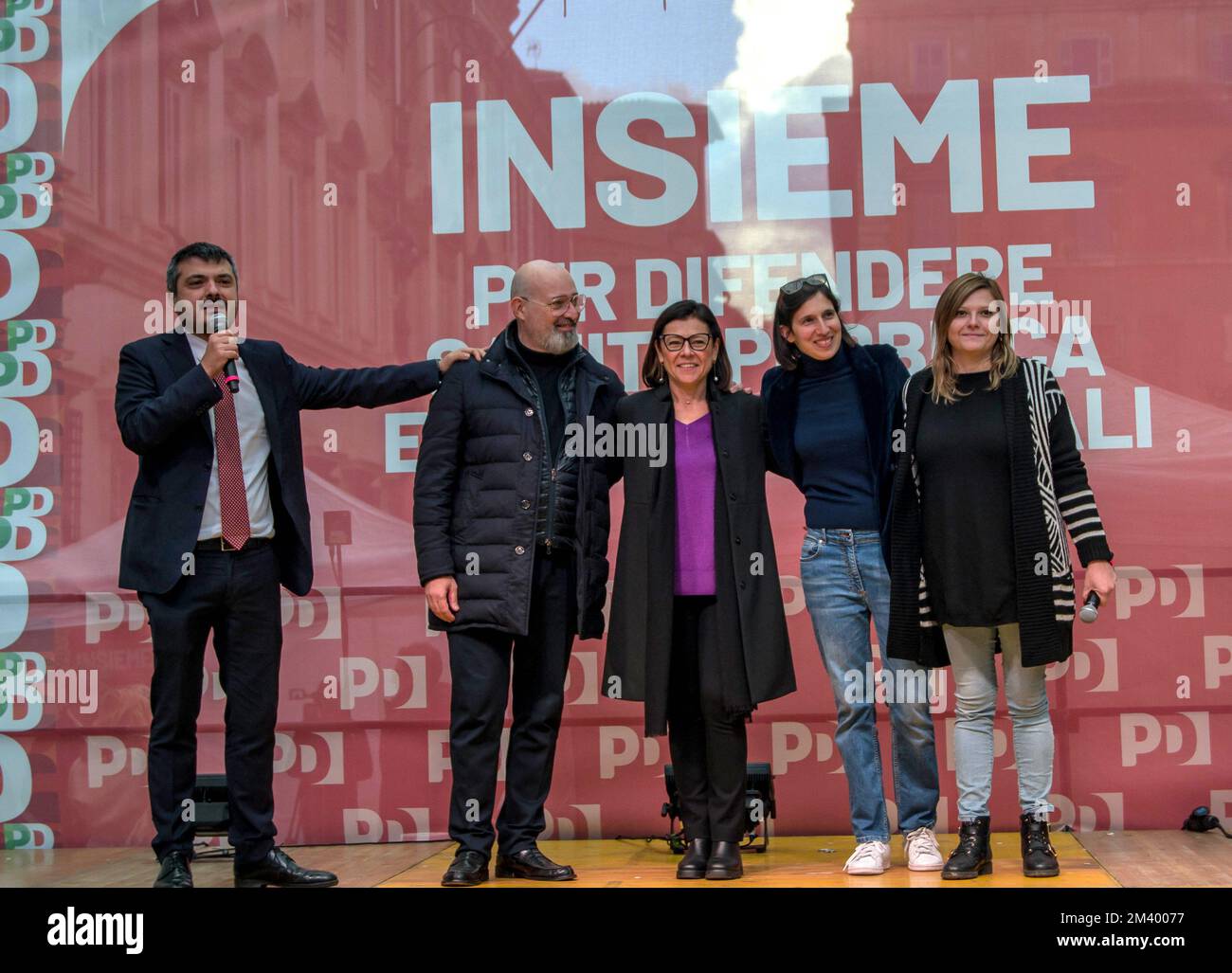 Manifestation du PD (Parti démocratique) contre la manœuvre du gouvernement Meloni (en fonction depuis le 22 octobre 2022 et soutenu par les partis composantes de la coalition de centre-droit, après avoir remporté les élections générales de 2022). Le PD est descendu dans la rue en particulier contre les coupures dans les politiques de santé publique et sociales du gouvernement.démonstration du PD (Parti démocratique) contre la manœuvre du gouvernement Meloni (en fonction depuis le 22 octobre 2022 et soutenu par les partis composantes de la coalition de centre droit, après avoir remporté les élections générales de 2022). Le PD a pris à t Banque D'Images