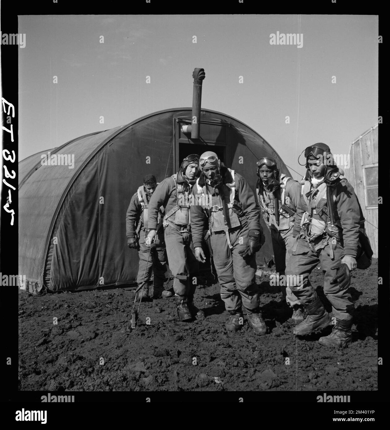 Des aviateurs Tuskegee quittant la salle de parachute, Ramitelli, Italie, 1945 mars, Toni Frissell, Antoinette Frissell Bacon, Antoinette Frissell Banque D'Images
