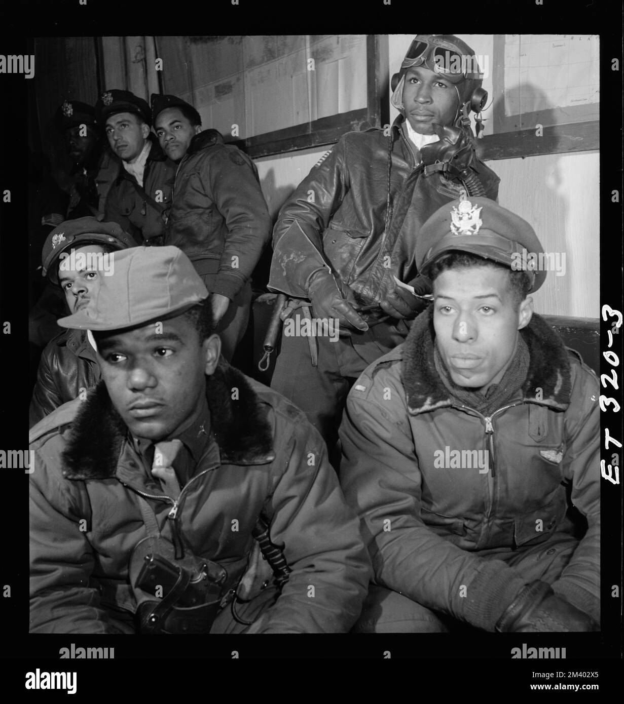 Photographie des aviateurs Tuskegee participant à un briefing à Ramitelli, Italie, mars 1945, Toni Frissell, Antoinette Frissell Bacon, Antoinette Frissell Banque D'Images