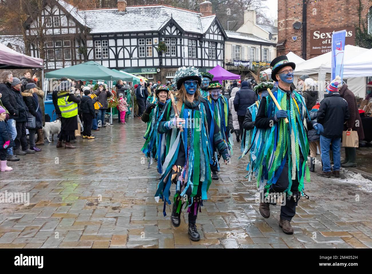 Les danseurs de Bollin Morris se produisent dans la rue pendant la Grand Parade au festival de Noël de Lymm Dickensian Banque D'Images