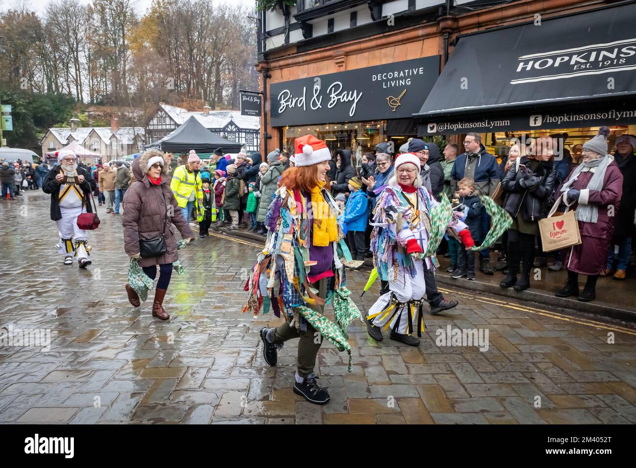 Des danseuses Morris se produisent dans la rue pendant le Grand Parade au Lymm Dickensian Christmas Festival Banque D'Images