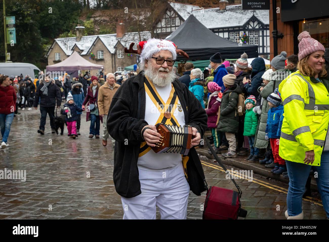Un homme jouant une boîte de pression dans le Grand Parade au Lymm Dickensian Christmas Festival Banque D'Images