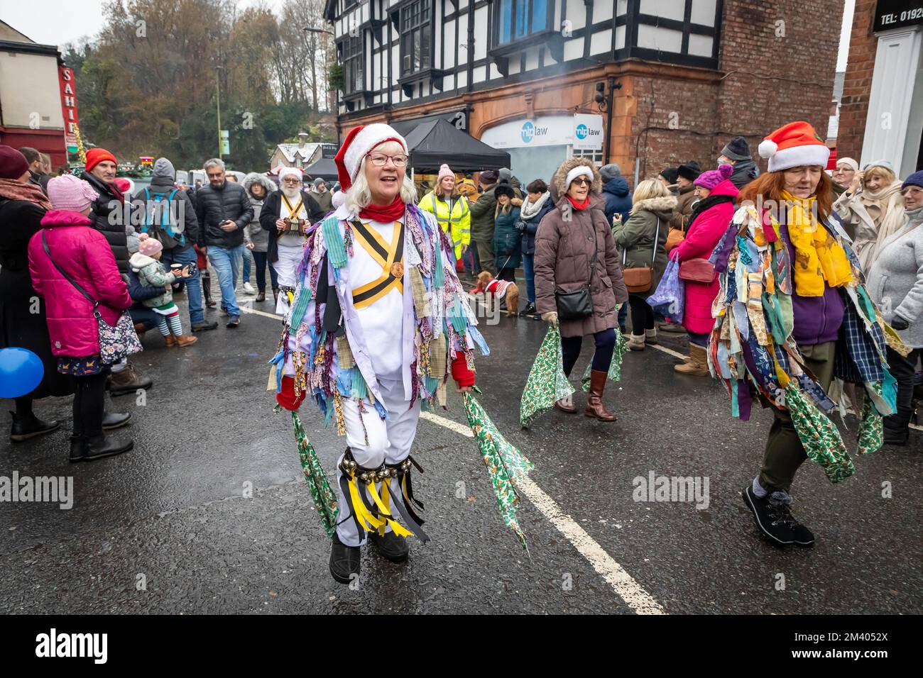 Des danseuses Morris se produisent dans la rue pendant le Grand Parade au Lymm Dickensian Christmas Festival Banque D'Images