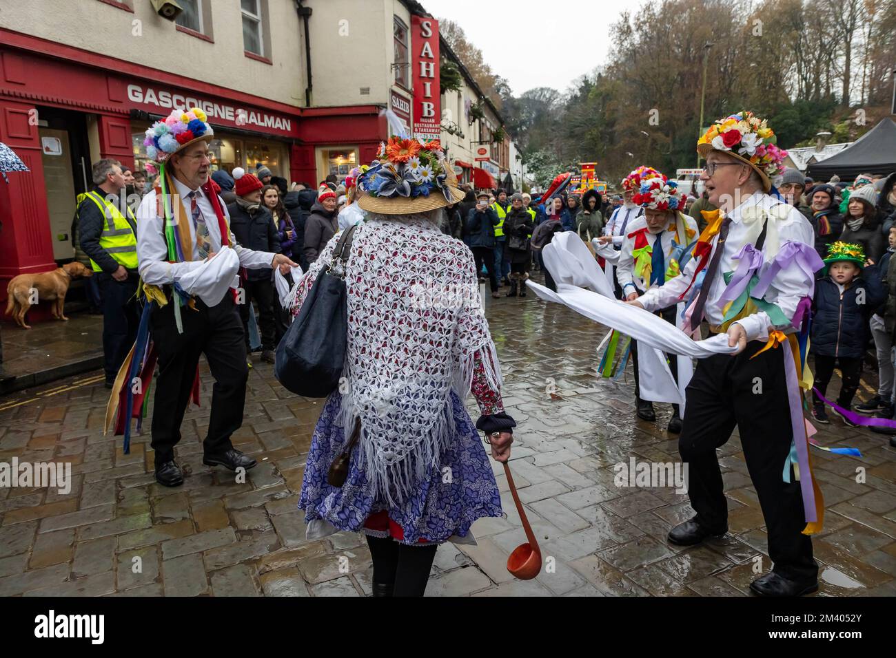 Des danseurs de Earl of Stamford Morris se produisent dans la rue au festival de Noël Lymm Dickensian Banque D'Images