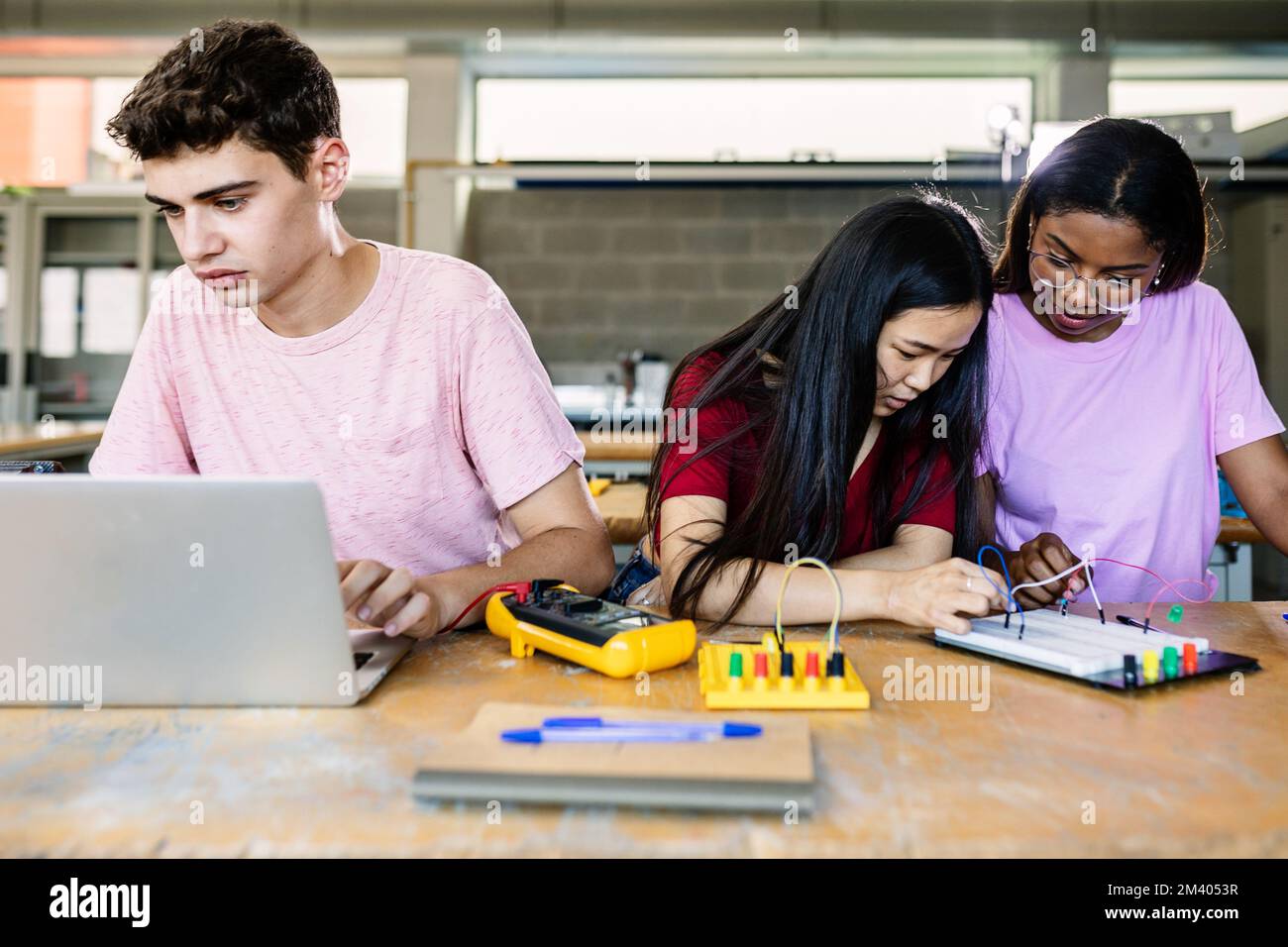 Les étudiants adolescents du secondaire qui apprennent l'électronique en cours de cours Banque D'Images
