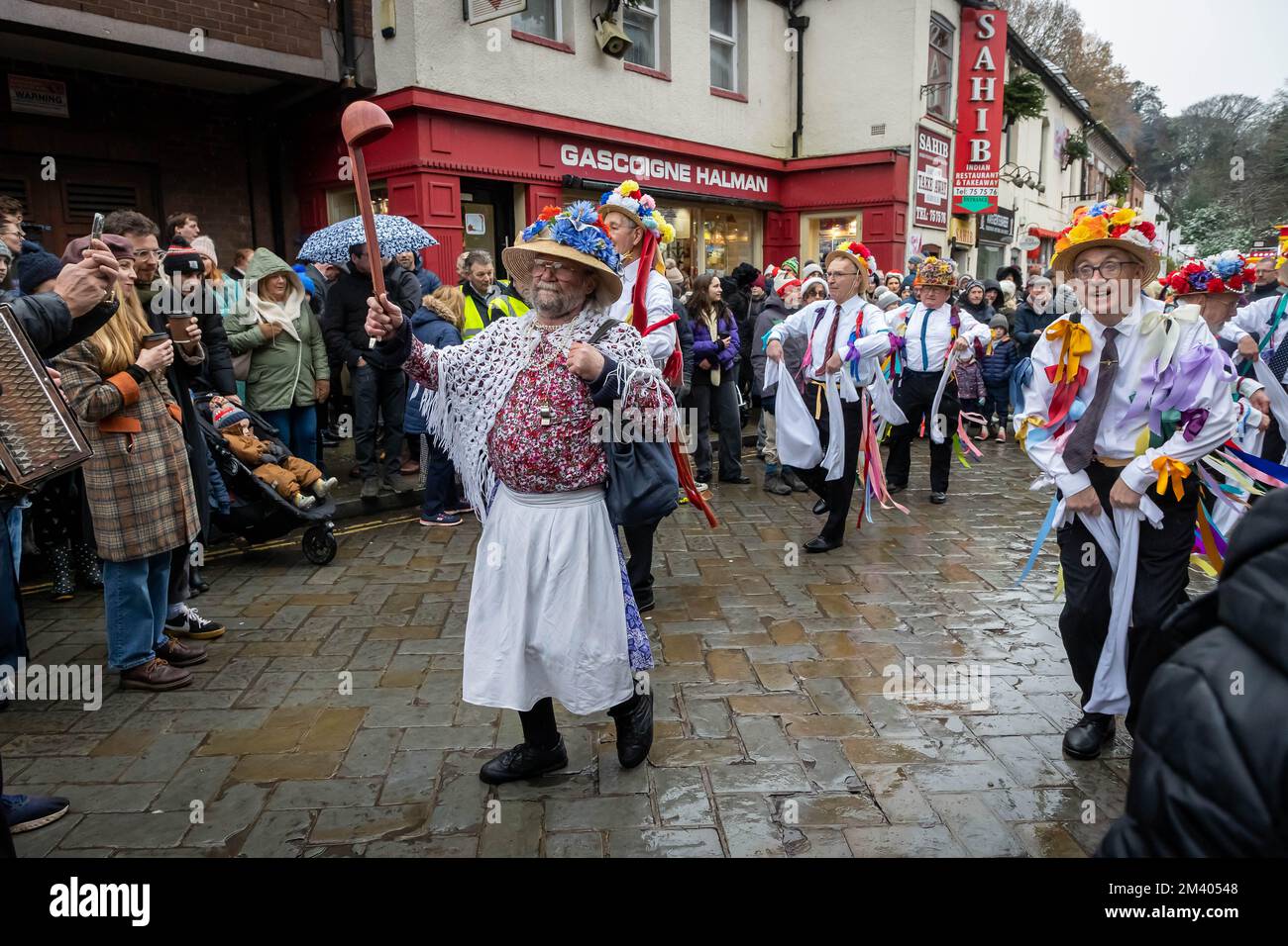 Des danseurs de Earl of Stamford Morris se produisent dans la rue au festival de Noël Lymm Dickensian Banque D'Images