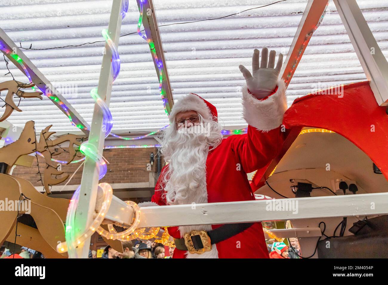 Père Christmaswaving sur un flotteur au Lymm Dickensian Christmas Festival Banque D'Images
