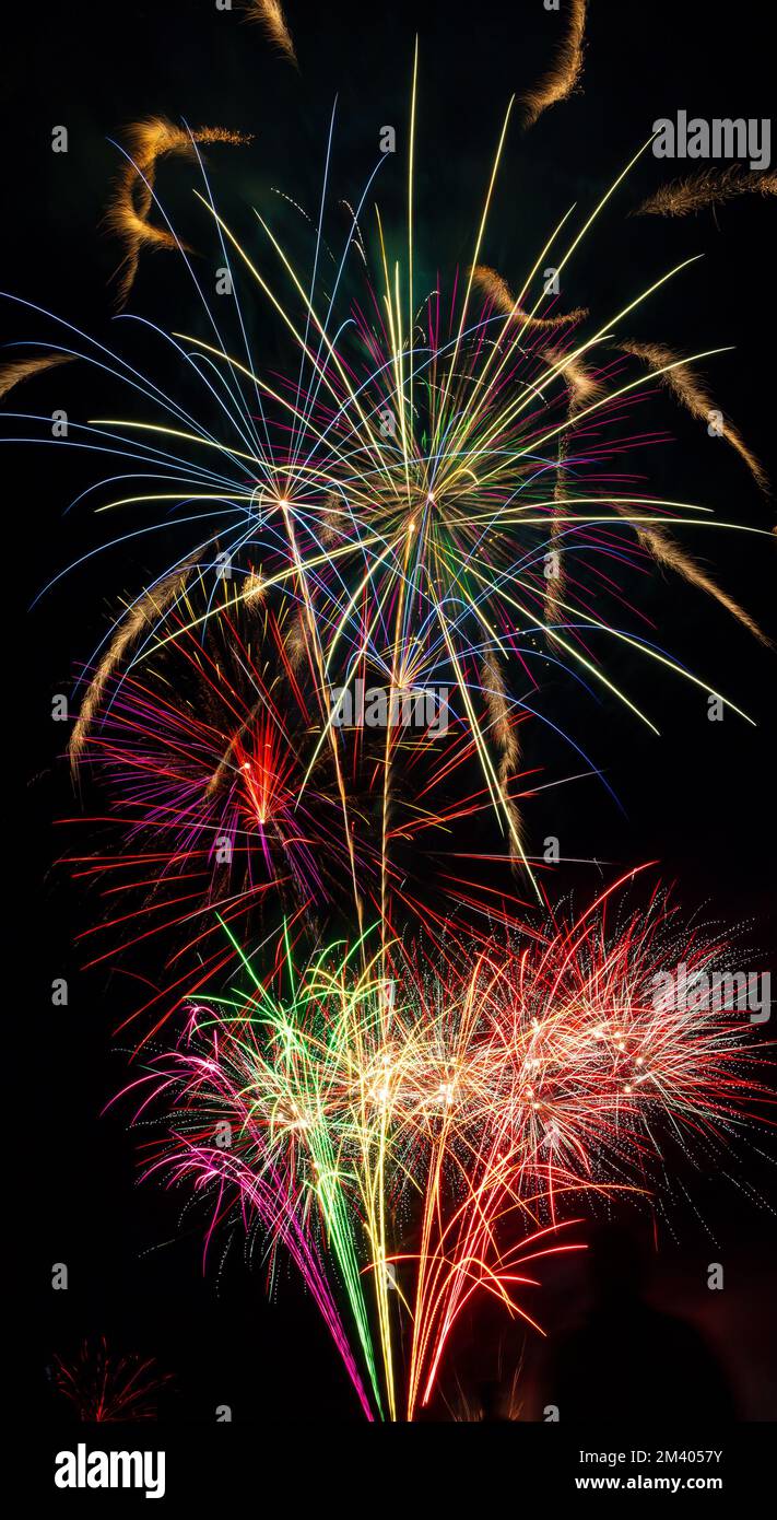 Un ciel plein de merveilleux feux d'artifice colorés Banque D'Images