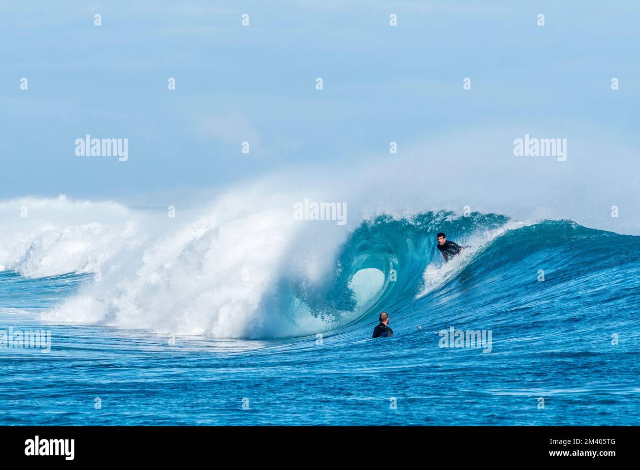 Surfeurs au surf break de Burrow, parc national de Cape Range, Exmouth, Australie occidentale, Australie. Banque D'Images