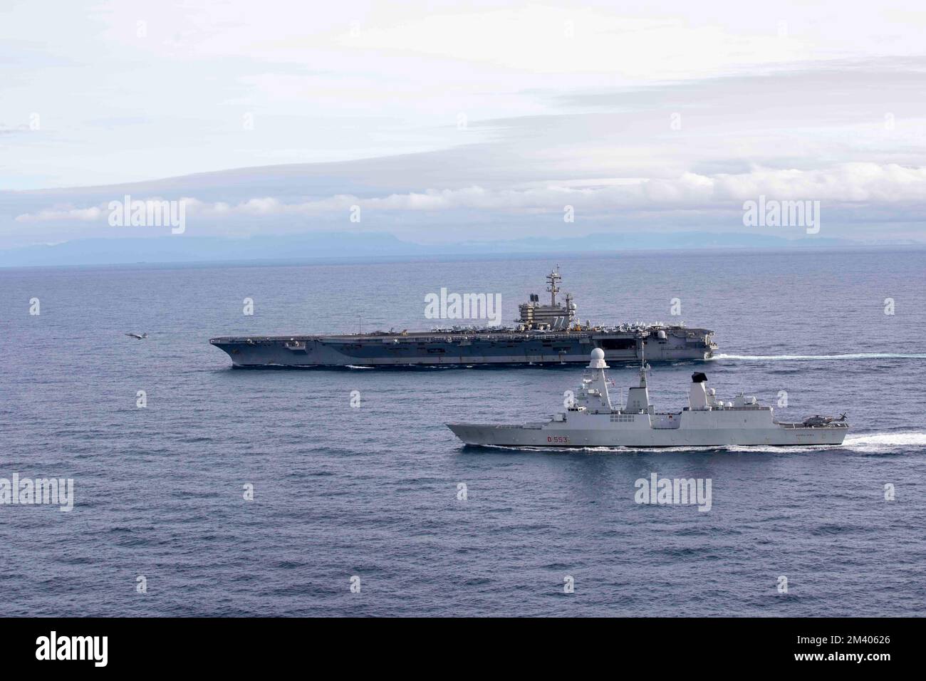 Mer Adriatique , États-Unis. 15 décembre 2022. États-Unis Porte-avions de la classe Nimitz de la Marine USS George H.W. Bush navigue aux côtés de la marine italienne Andrea Doria, un destroyer DE défense aérienne DE classe ANDREA Doria lors des opérations combinées 15 décembre 2022 dans la mer Adriatique, Italie. Crédit : MC2 Stuart Posada/Planetpix/Alay Live News Banque D'Images