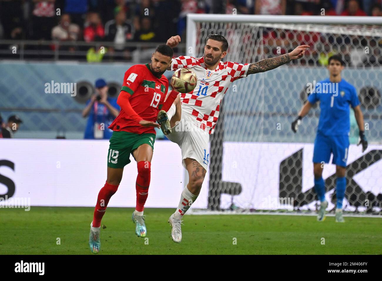 LIVAJA Marko (CRO), action, duels versus en-NESYRI Youssef (MAR). Match de troisième place, match pour 3rd place, match 63, Croatie (CRO) - Maroc (MAR) 2-1 le 12/17/2022, Khalifa International Stadium football World Cup 20122 au Qatar de 11/20 - 18.12.2022 ? Banque D'Images