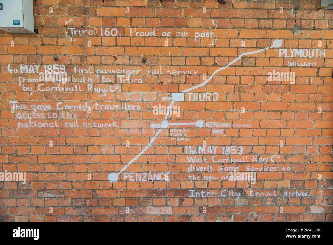 Gare de Truro avec une carte historique et les indications d'accès à la craie sur un mur de briques rouges en Cornouailles. Banque D'Images