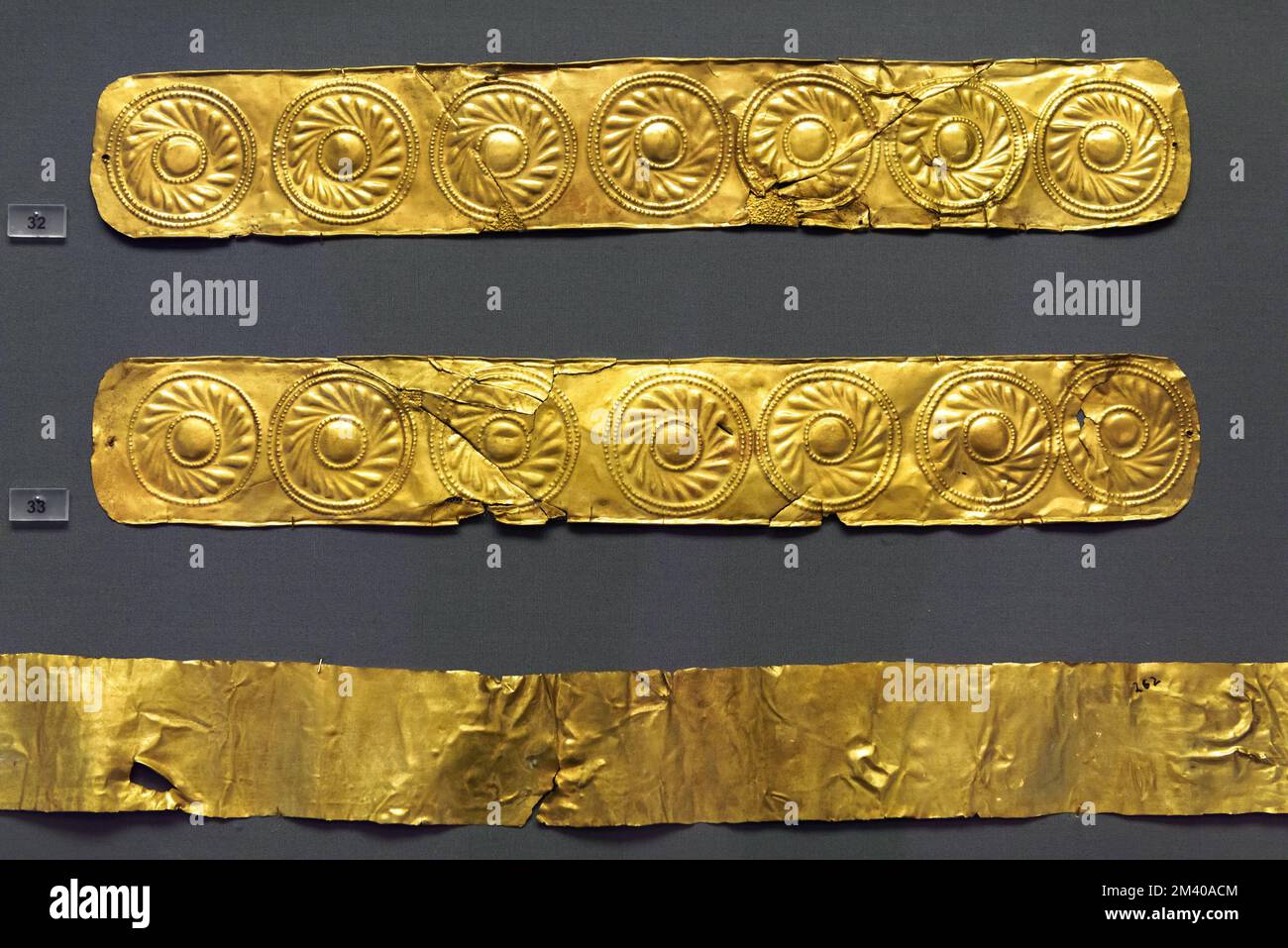 Bijoux de Mycènes (Mykines) au Musée archéologique national d'Athènes, Grèce. Gros plan sur les bijoux en or grec ancien. Thème de l'histoire, artefact, weal Banque D'Images