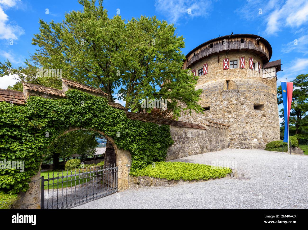 Château de Vaduz au Liechtenstein, en Europe. Entrée de la résidence royale de Vaduz surcultivée par l'ivy. Paysage du château médiéval, point de repère de Vaduz en été. TH Banque D'Images
