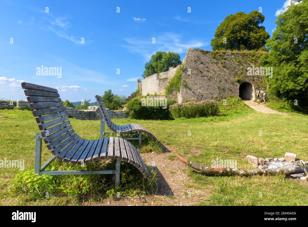 Château de Hohenurach à Bad Urach près de Stuttgart, Allemagne. Paysage des ruines de la forteresse allemande en été. Vue sur le banc, le vieux mur, le ciel dans les Alpes souabes. TRAV Banque D'Images