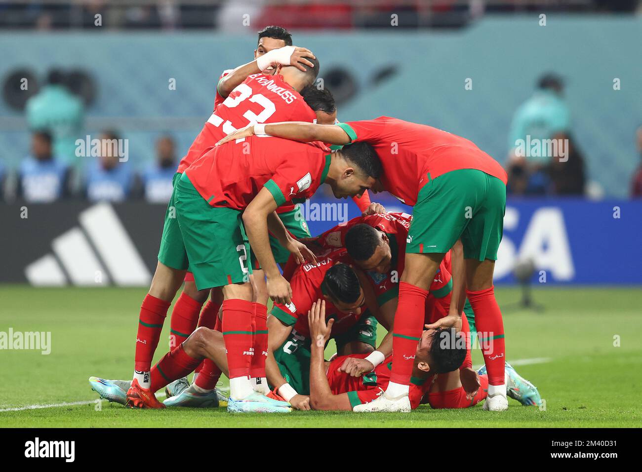 Doha, Qatar. 17th décembre 2022. Achraf Dari, du Maroc, est félicité par ses coéquipiers après avoir marqué le premier but de son équipe lors du match de troisième place de la coupe du monde de la FIFA 2022 au stade international de Khalifa à Doha, au Qatar, sur 17 décembre 2022. Photo de Chris Brunskill/UPI crédit: UPI/Alay Live News Banque D'Images