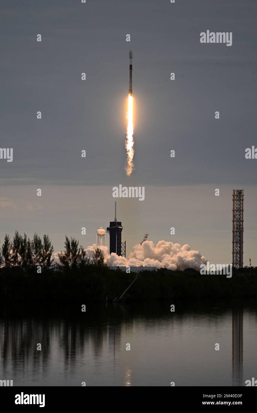 Kennedy Space Center, Floride, États-Unis. 17 décembre 2022. Le cinquante-sixième lancement de la côte spatiale en 2022 et 201st lancement d'une fusée du Faucon SpaceX le booster se lève du complexe 39 à 4 h 32 au Centre spatial Kennedy, en Floride, samedi, 17 décembre 2022. SpaceX a lancé un autre ensemble de 54 satellites Starlink. Photo de Joe Marino/UPI crédit: UPI/Alay Live News crédit: UPI/Alay Live News Banque D'Images