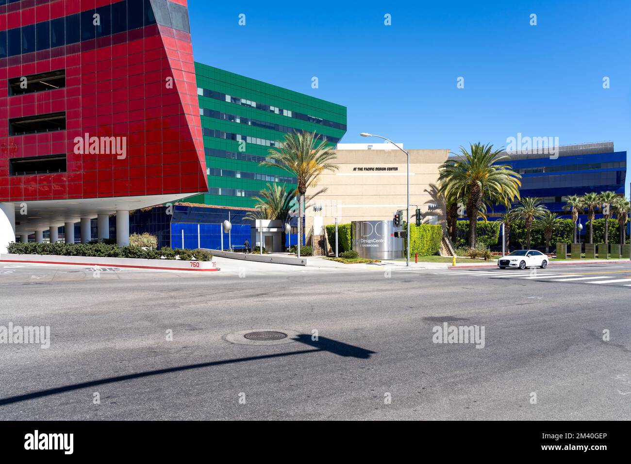 Le signe Pacific Design Center (PDC) est montré à West Hollywood, Californie, États-Unis. Banque D'Images