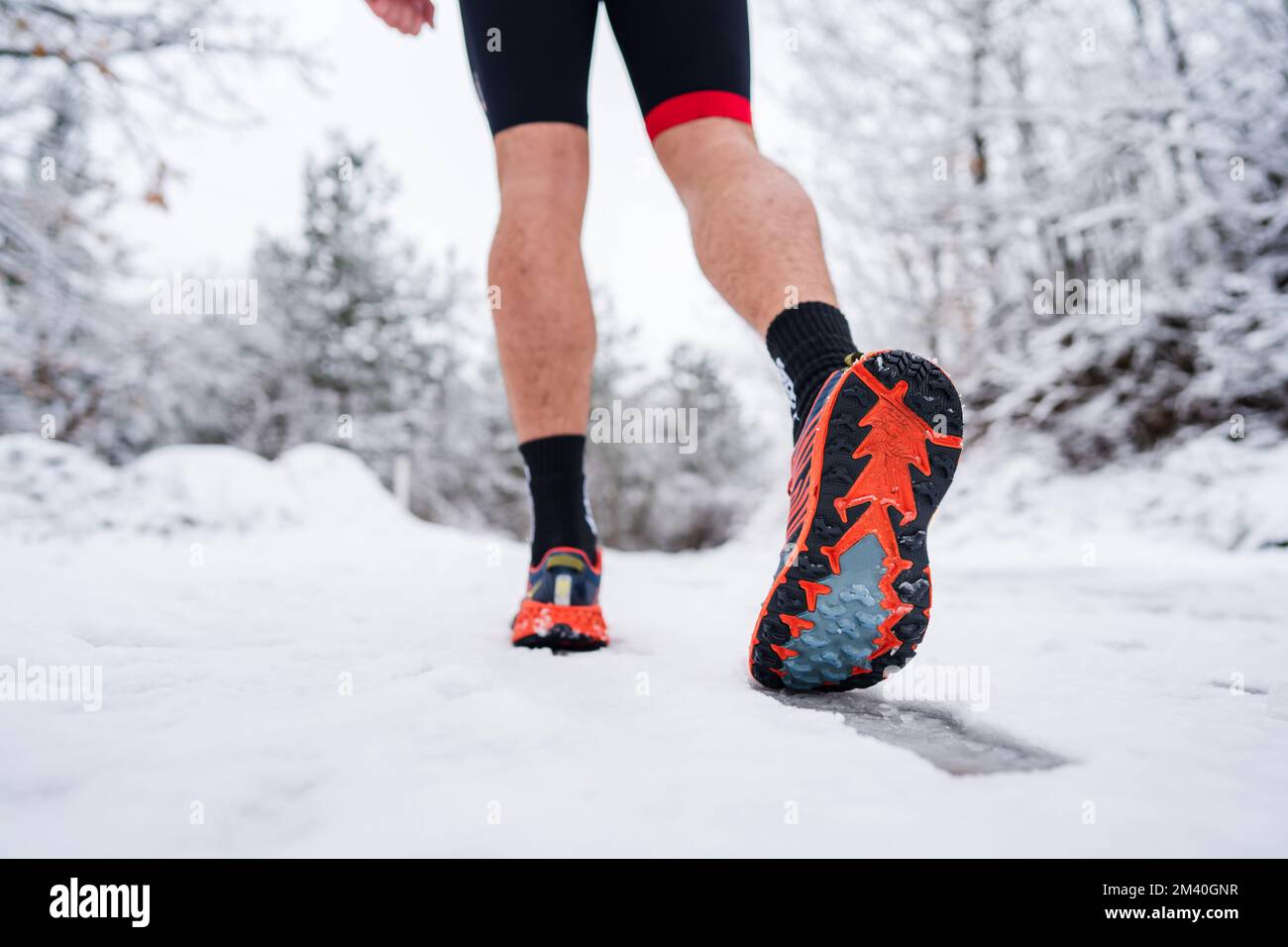 inconnu homme qui court dans la neige en hiver gros plan sur les baskets à chaussures Banque D'Images