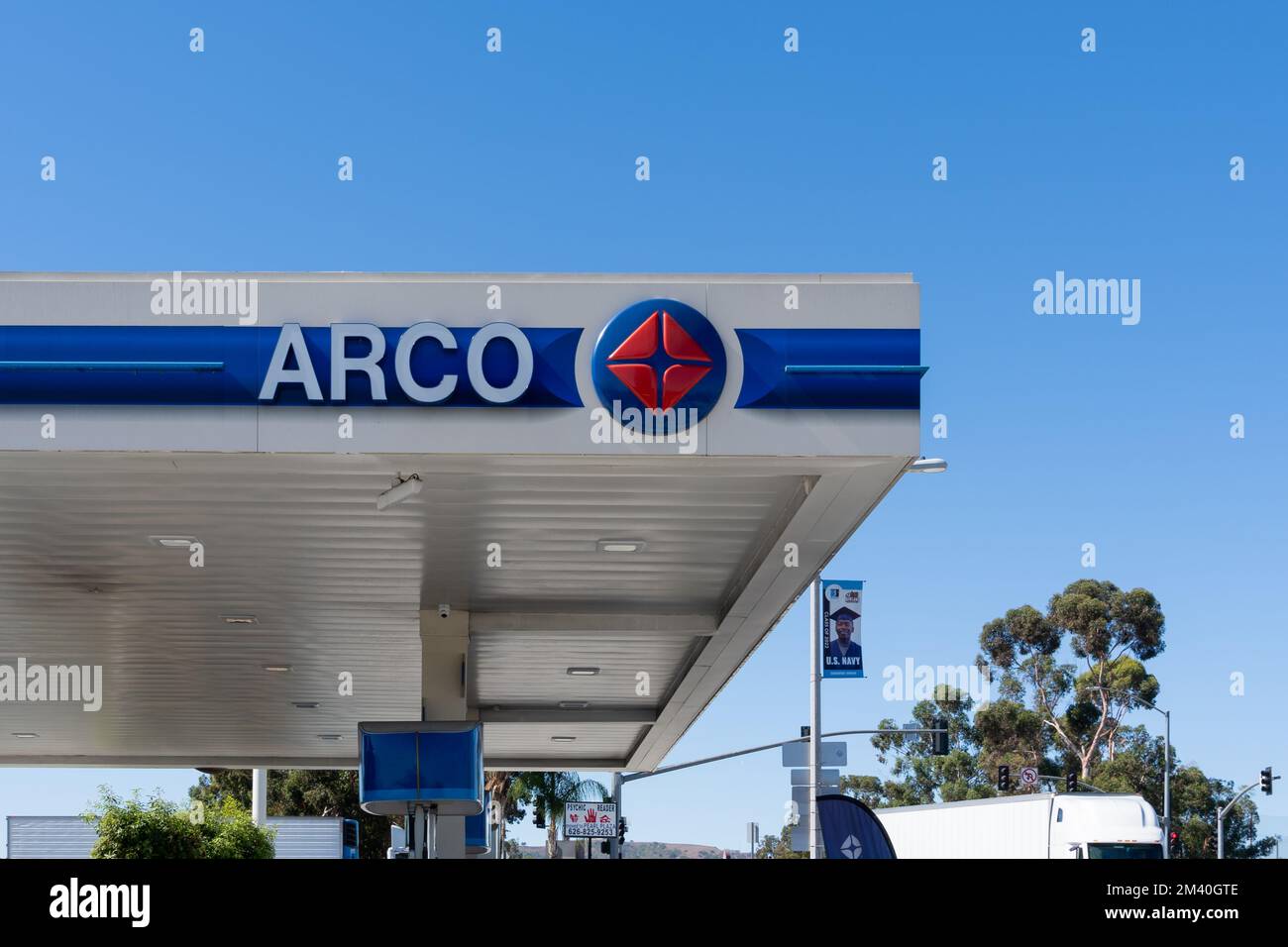 Un panneau de station-service ARCO est illustré. Banque D'Images Un panneau de station-service ARCO est illustré. Banque D'Images