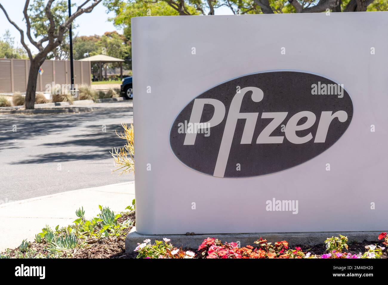 La Jolla, CA, États-Unis - 9 juillet 2022 : gros plan de l'enseigne Pfizer sur le campus de Pfizer la Jolla à la Jolla, CA, États-Unis. Banque D'Images