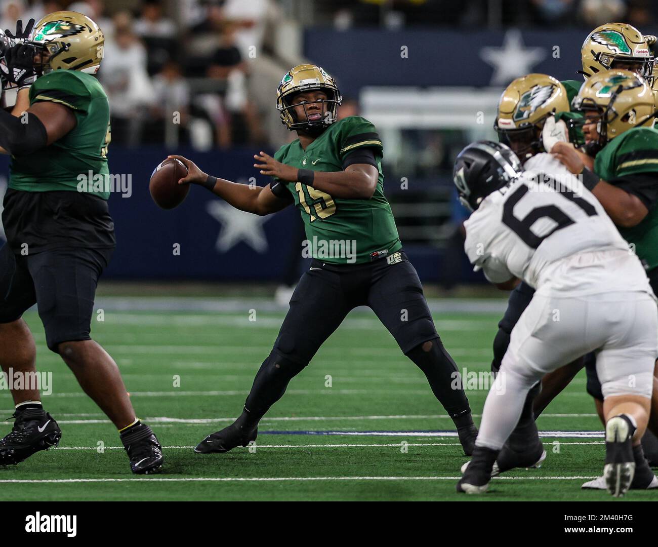 17 décembre 2022: DeSoto QB Darius Bailey #15 se prépare à lancer le ballon  pendant le Texas UIL 6A Division II football State Championship match entre  les DeSoto Eagles et les Vandegrift