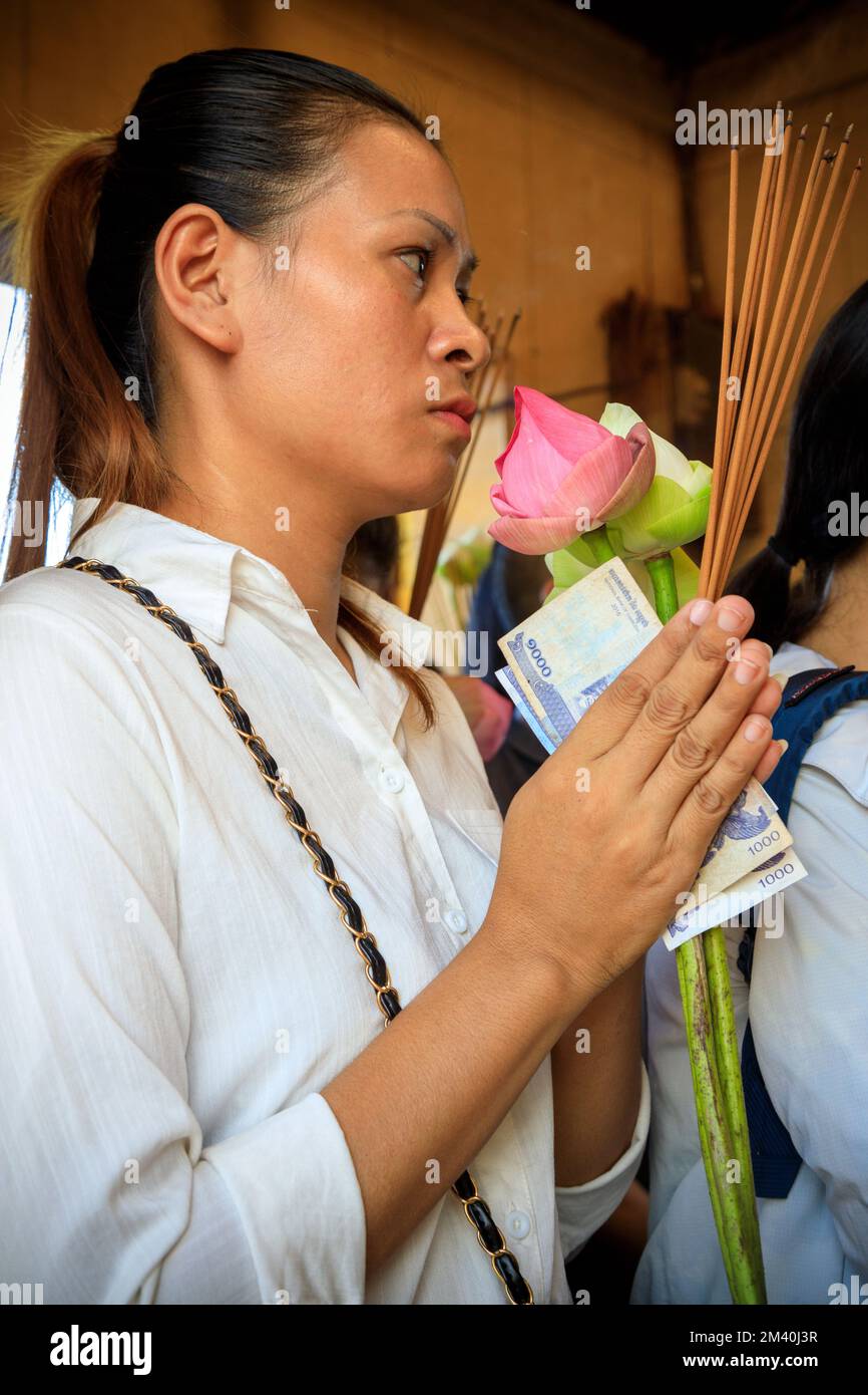 Phnom Penh, Cambodge - 30 novembre 2022 : une femme qui prie atwat Phnom ou wat Phnom Donpeen est un temple bouddhiste khmer Thereavada à Phnom Penh. Cambodge. Banque D'Images