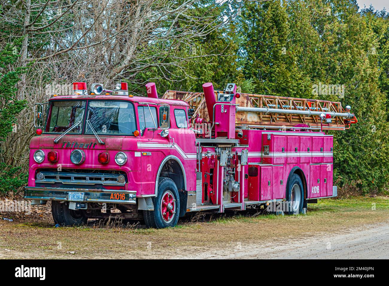 L'histoire de l'équipement canadien de lutte contre les incendies est multithread. Sur la photo, un camion d'incendie Thibault a été utilisé dans les pompiers. Banque D'Images