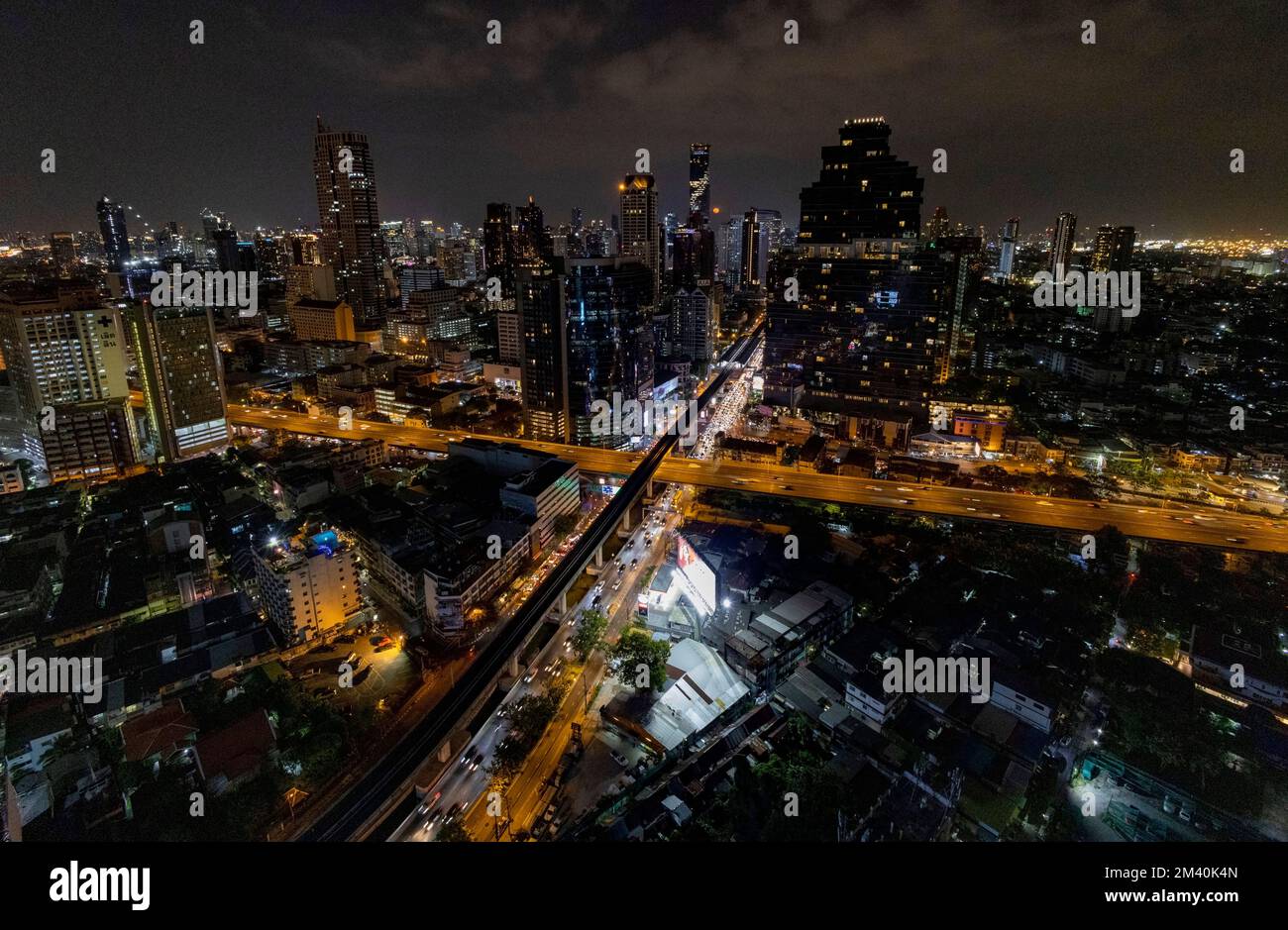pic montre: "Cold Moon" - la Lune s'élève au-dessus du bâtiment Mahanakhon, Bangkok en Thaïlande. La pleine lune de décembre, également connue sous le nom de « lune froide », brillera b Banque D'Images