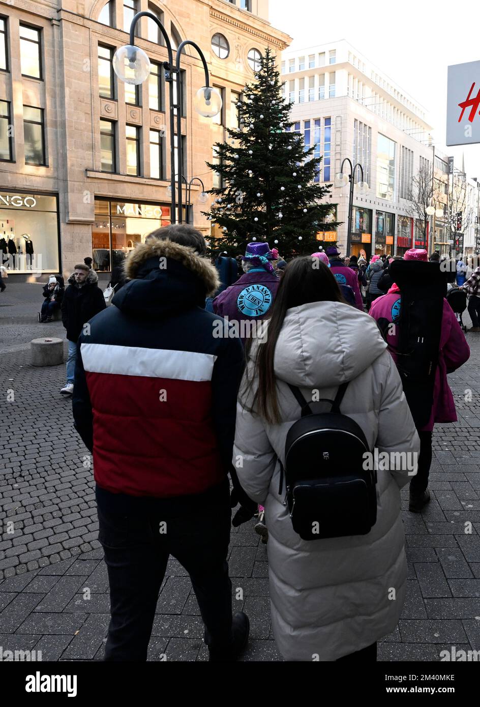 Cologne, Allemagne. 17th décembre 2022. Le dernier week-end précédant Noël, la rue commerçante de la ville, Hohe Strasse, est très populaire. Credit: Roberto Pfeil/dpa/Alay Live News Banque D'Images