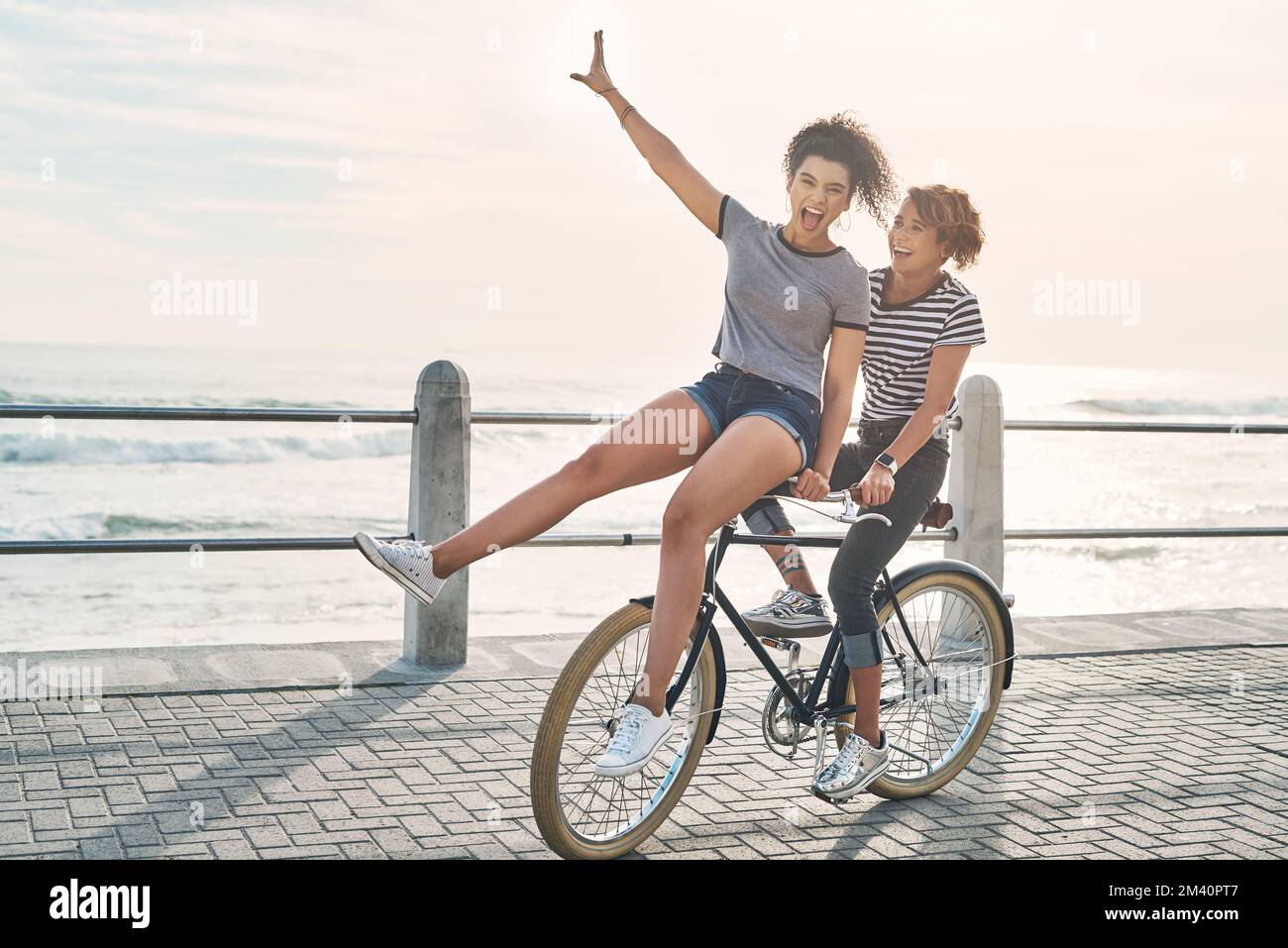 Étaient tout au sujet de la vie dans le moment. deux amis s'amusent à faire du vélo le long de la côte. Banque D'Images