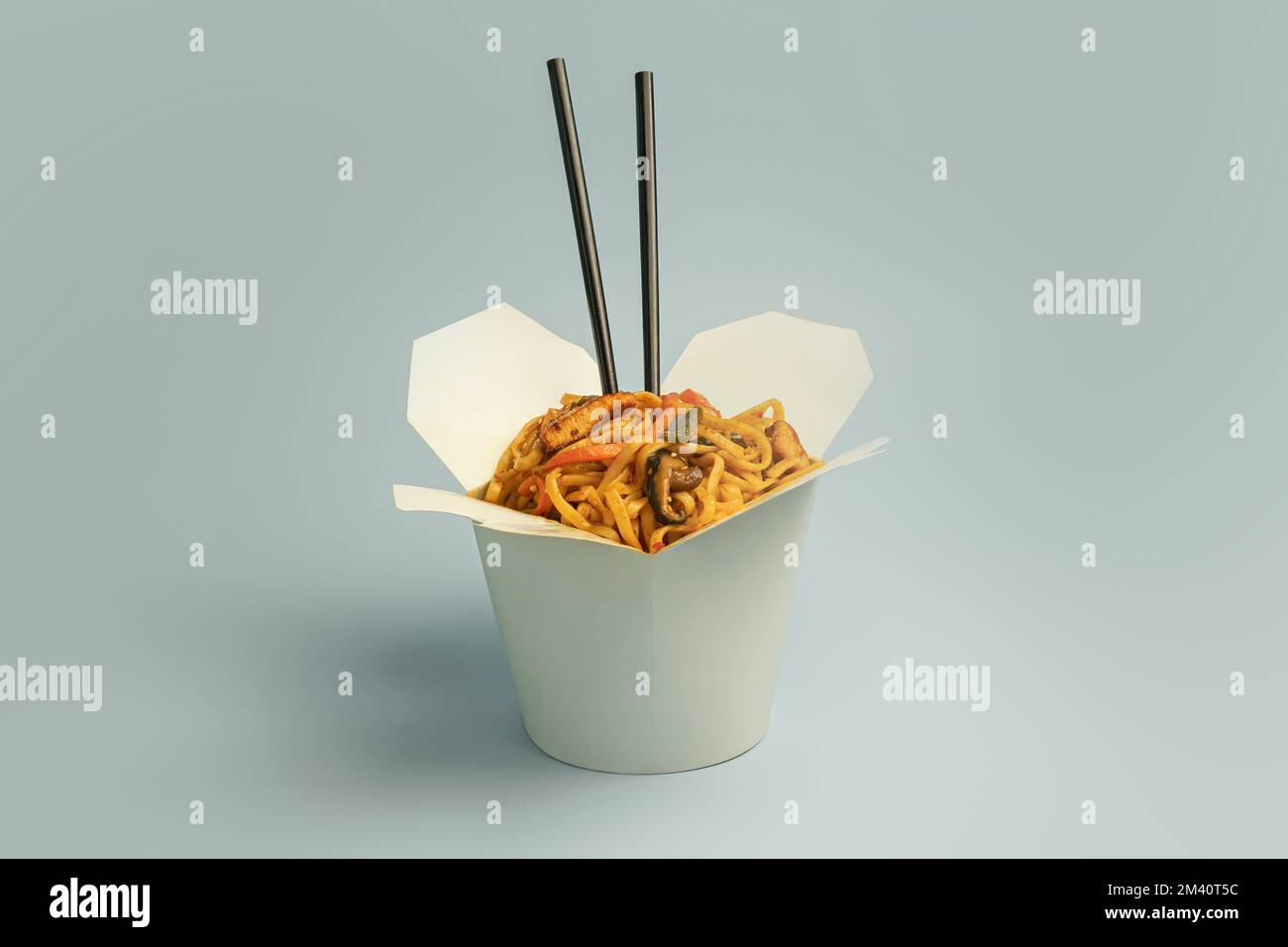 Nouilles coréennes dans une boîte blanche sur fond bleu. cuisine asianfood Banque D'Images