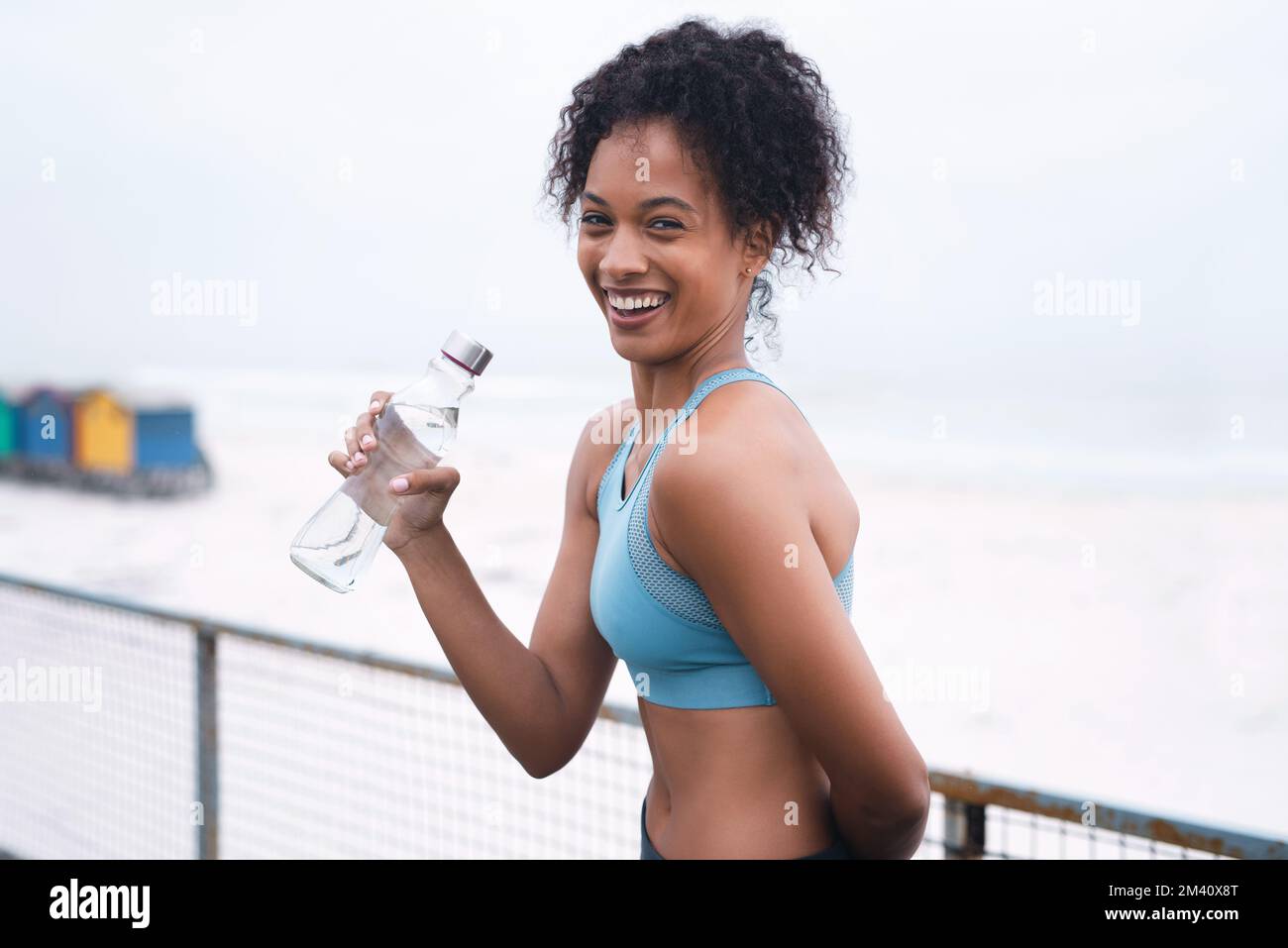 L'eau aide à maintenir mes niveaux d'énergie à un niveau élevé. Portrait d'une jeune femme sportive qui boit de l'eau tout en faisant de l'exercice à l'extérieur. Banque D'Images