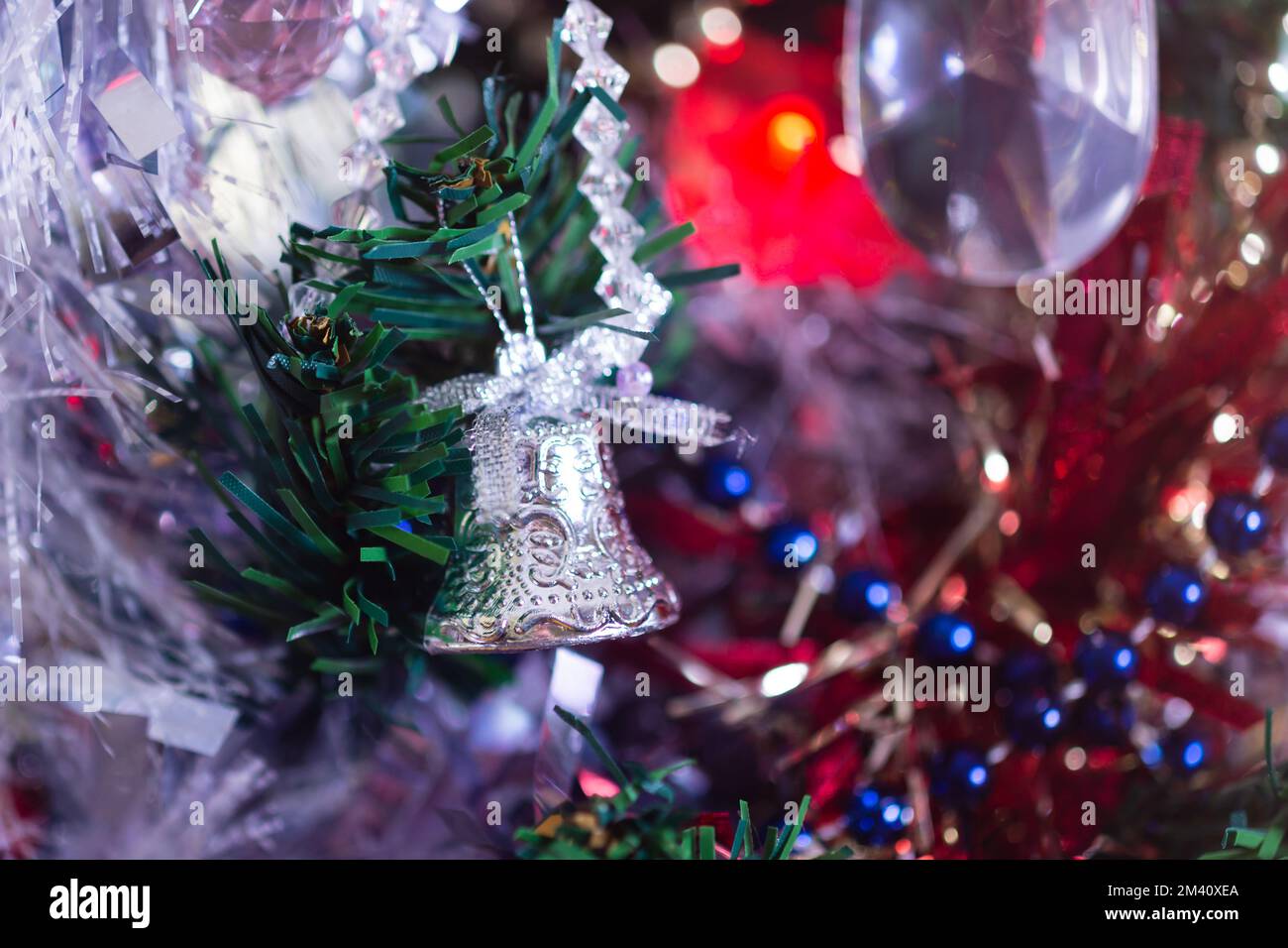 Décorations de Noël sur un arbre, gros plan macro Banque D'Images