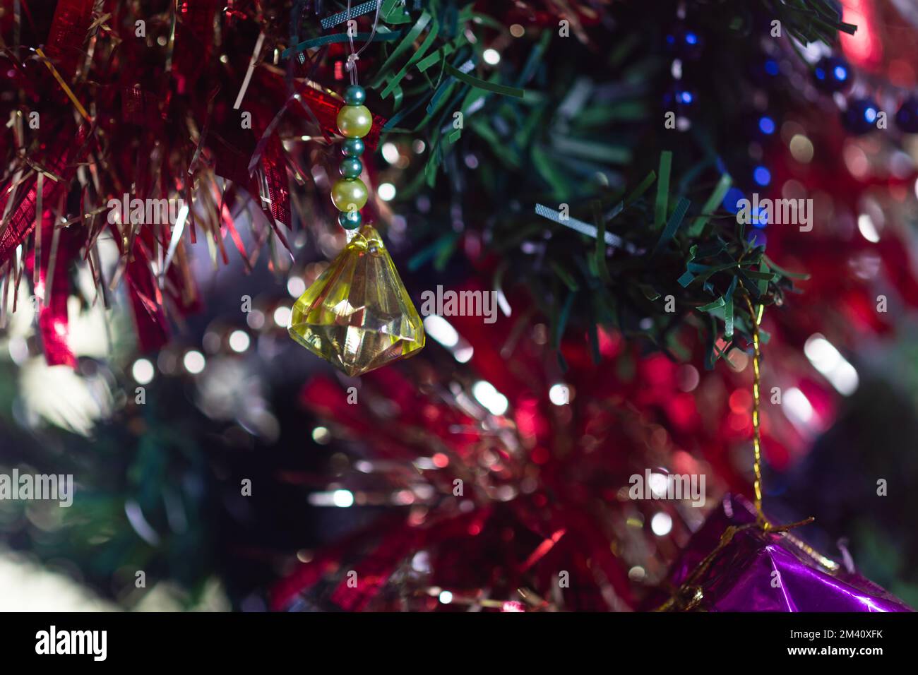 Décorations de Noël faites à la main sur un arbre, gros plan macro Banque D'Images