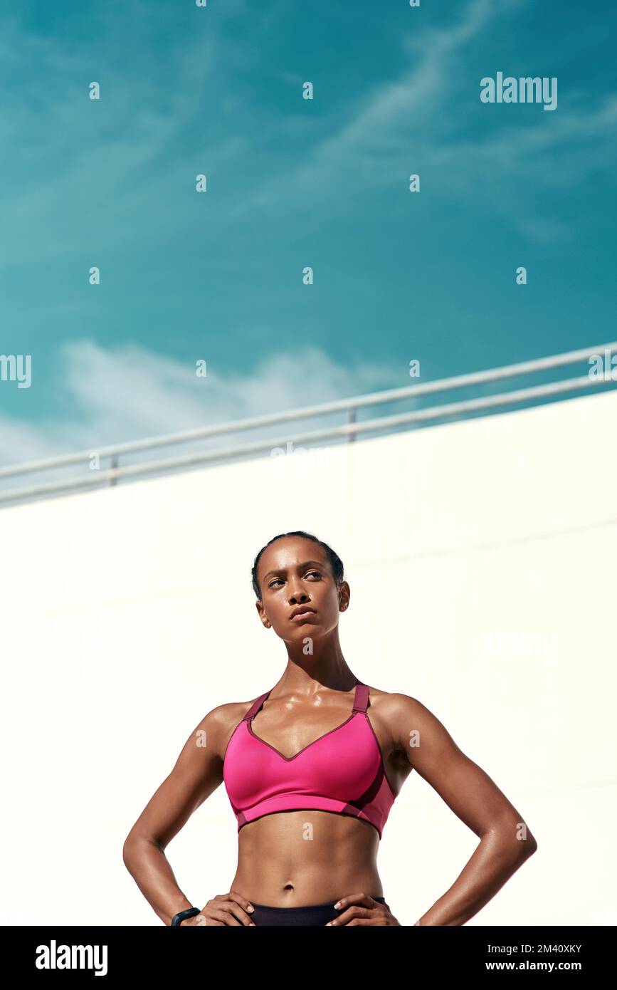 Ne cherchez pas de motivation, soyez votre propre motivation. une jeune femme attrayante debout dehors dans les vêtements de sport. Banque D'Images
