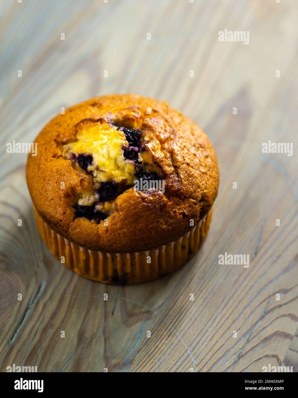 Muffin aux myrtilles sur fond de bois rustique, gros plan Banque D'Images