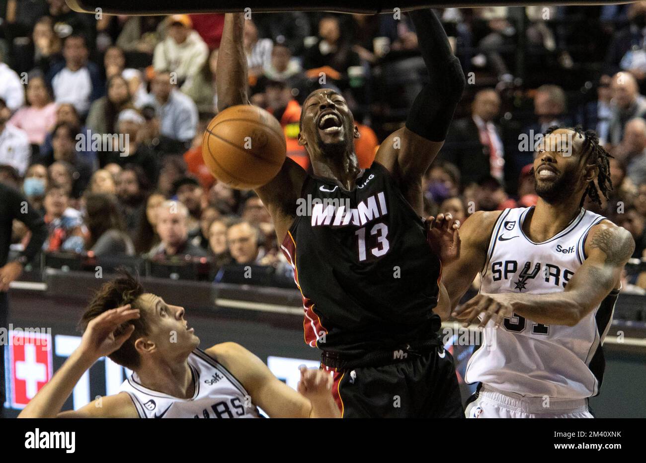 Mexico, Mexico, Mexique. 17th décembre 2022. Le joueur de Miami Heat BAM ADEBAYO (C) marque un point contre les Spurs de San Antonio, lors d'un match de saison, à Mexico. Le score final est; Miami Heat 111:101 San Antonio Spurs (Credit image: © Jorge Nunez/ZUMA Press Wire) Banque D'Images