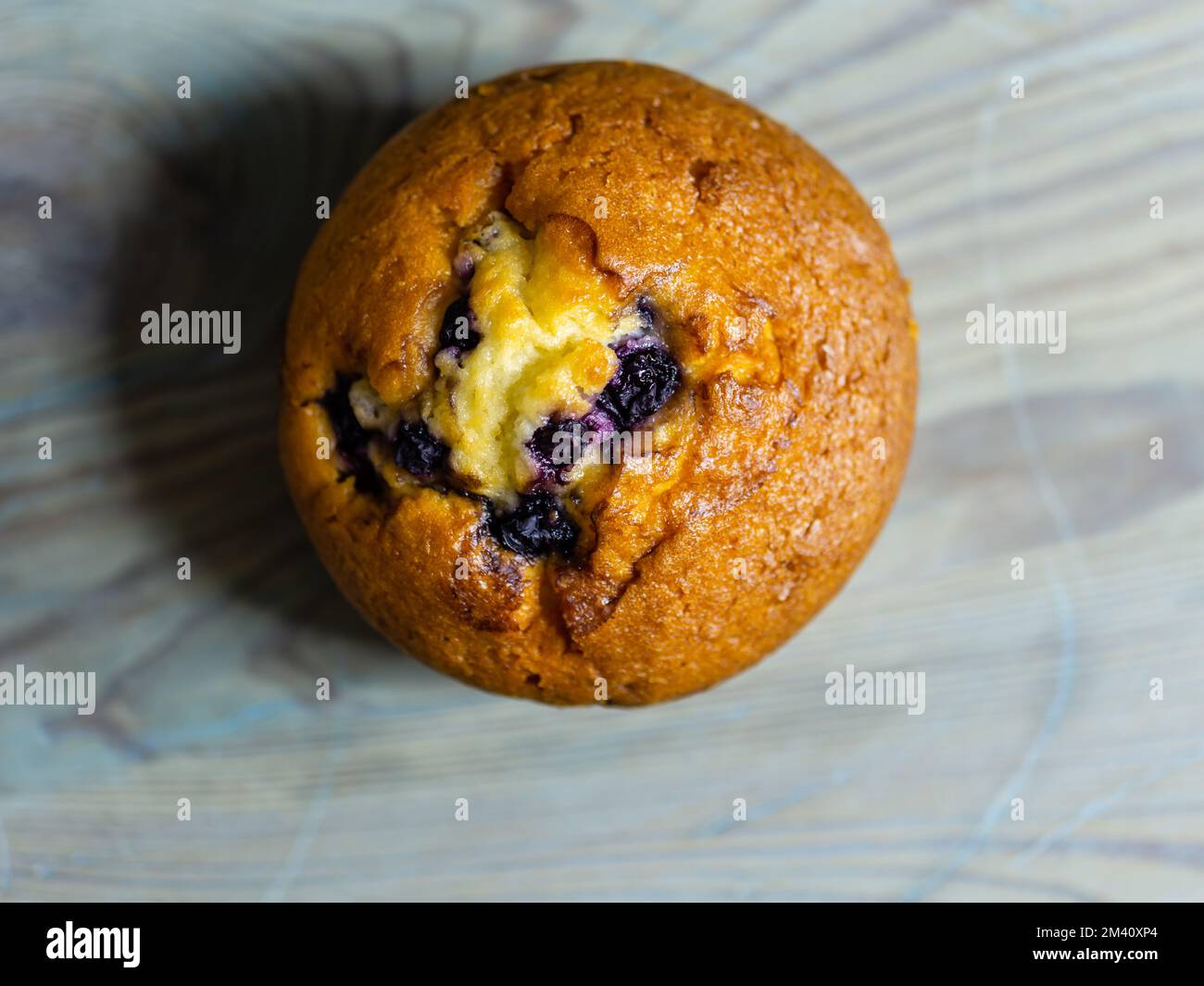 Muffin aux myrtilles sur fond de bois rustique, gros plan Banque D'Images