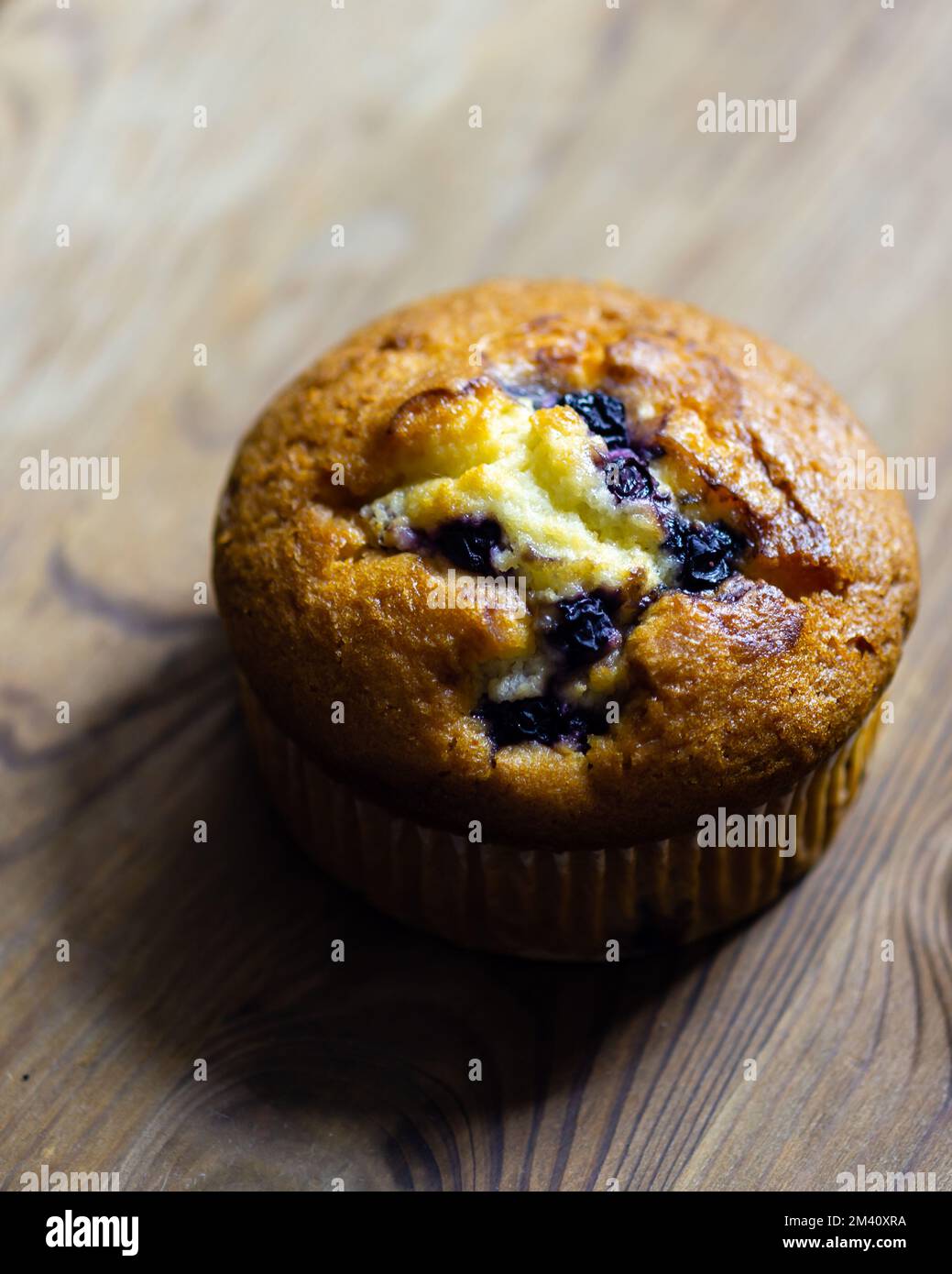 Muffin aux myrtilles sur fond de bois rustique, gros plan Banque D'Images