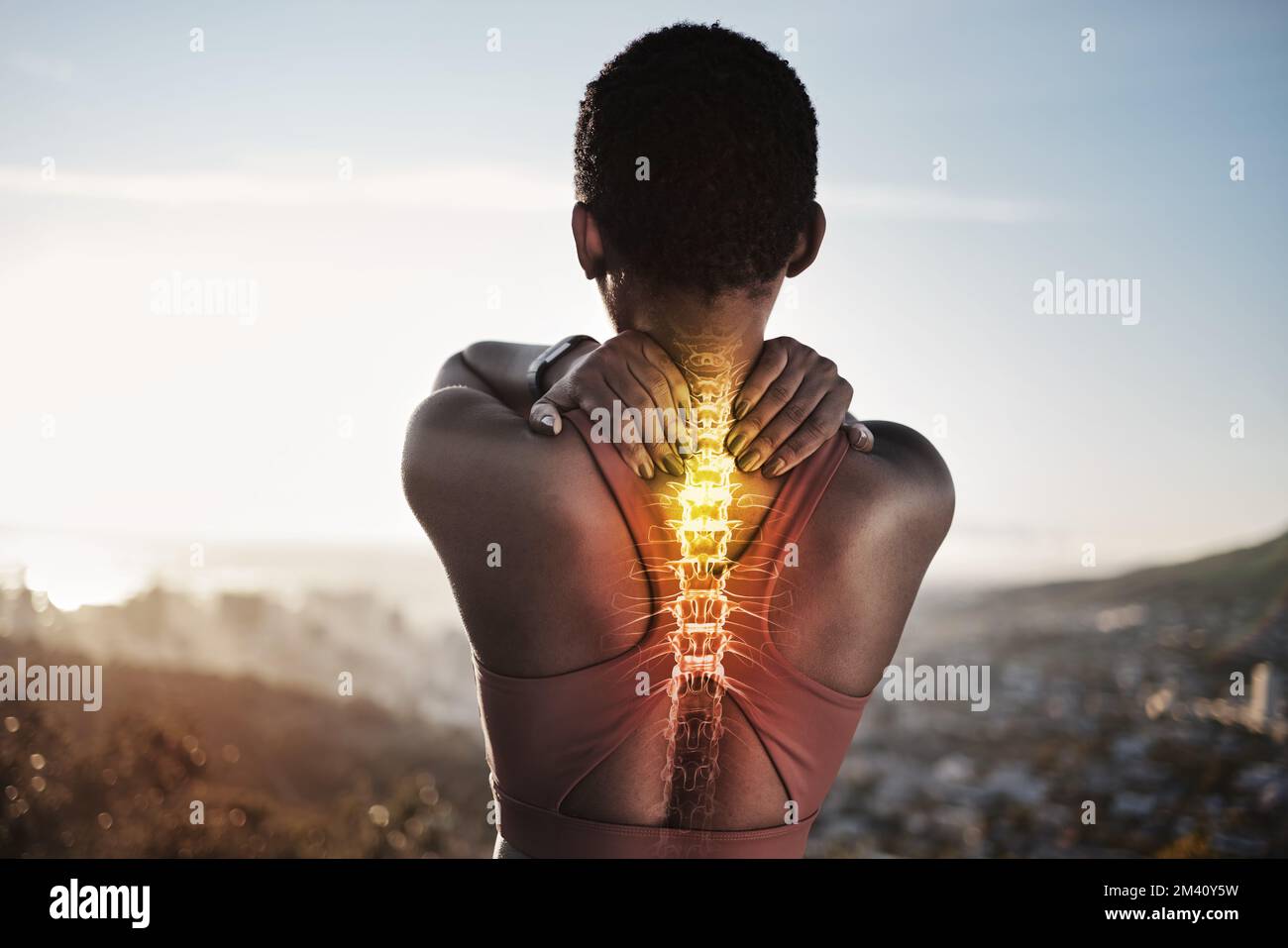 Exercice, douleur dorsale et problème de colonne vertébrale de la femme noire en plein air pour l'entraînement de fitness et la course avec les mains sur l'épaule superposition et double exposition Banque D'Images